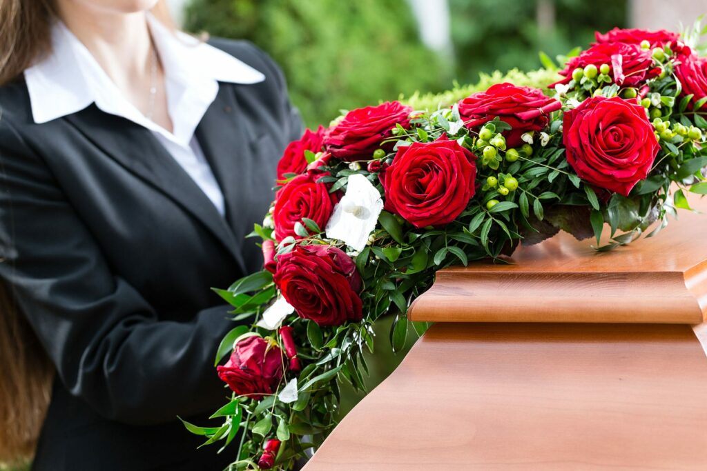 fleurs dans un vase dans un cimetiere