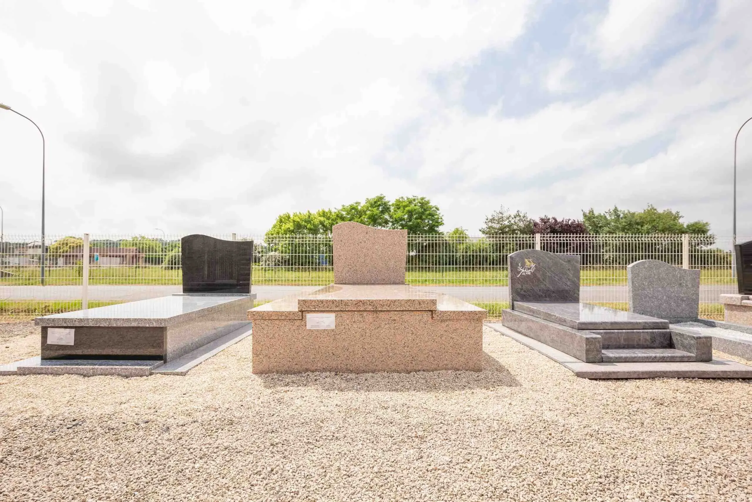 Exposition de monuments funéraires et pierres tombales en granit.