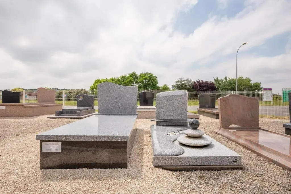 Présentation de monuments funéraires originaux en marbrerie.