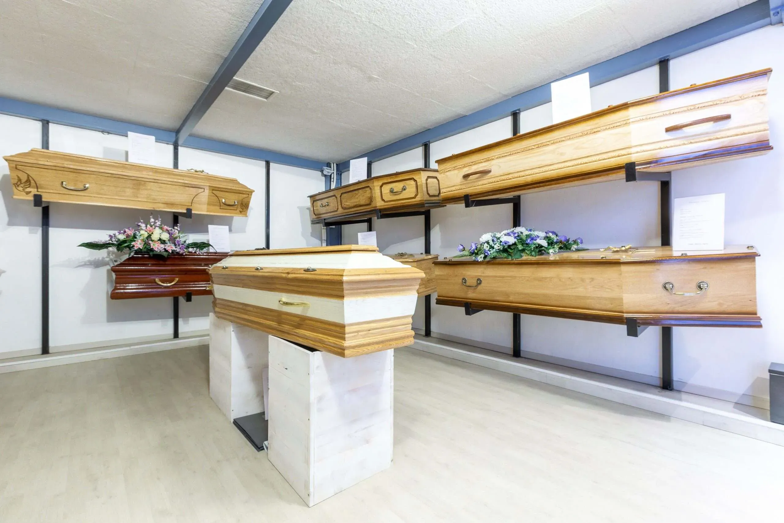 Salle d'exposition de cercueils en bois dans une agence funéraire.