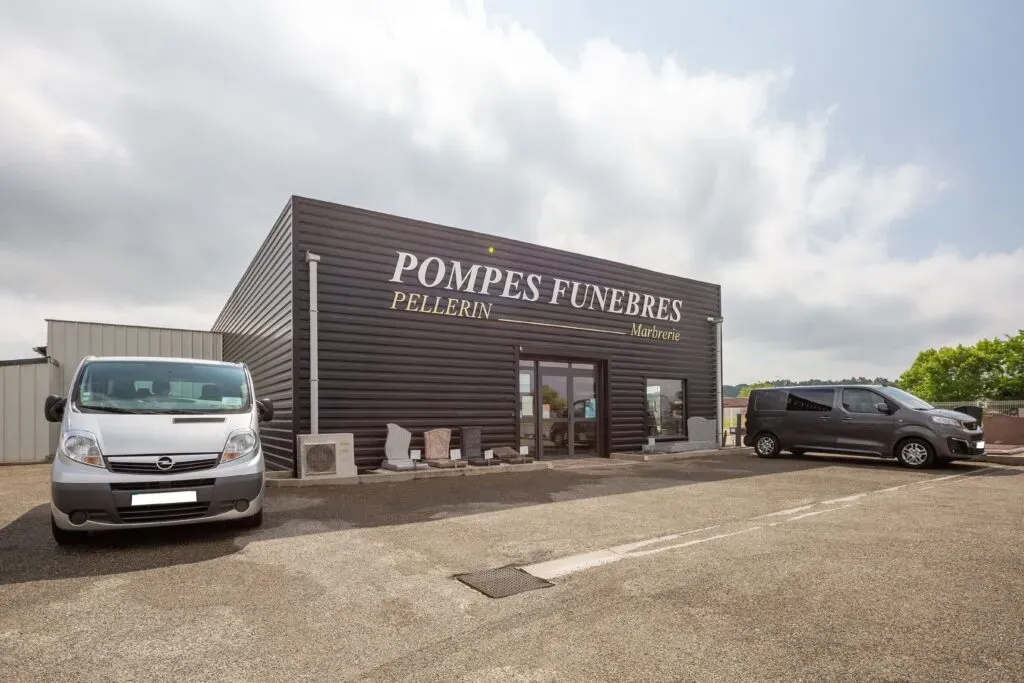 Devanture d'une agence de pompes funèbres et marbrerie.