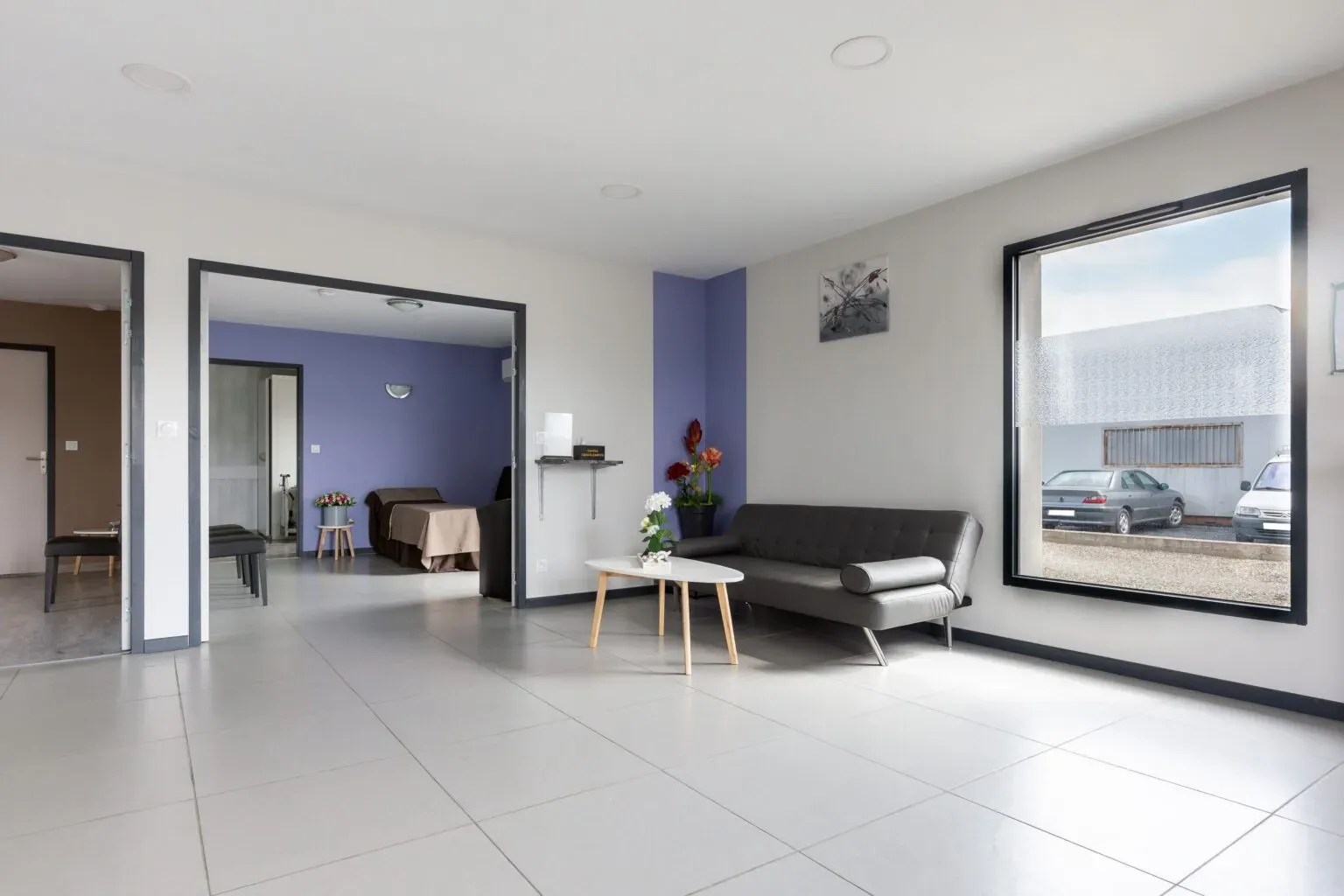 Chambre funéraire spacieuse et salon d'accueil pour les familles en deuil.