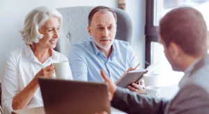 Mains d'une personne remplissant des documents administratifs pour l'accompagnement des familles.