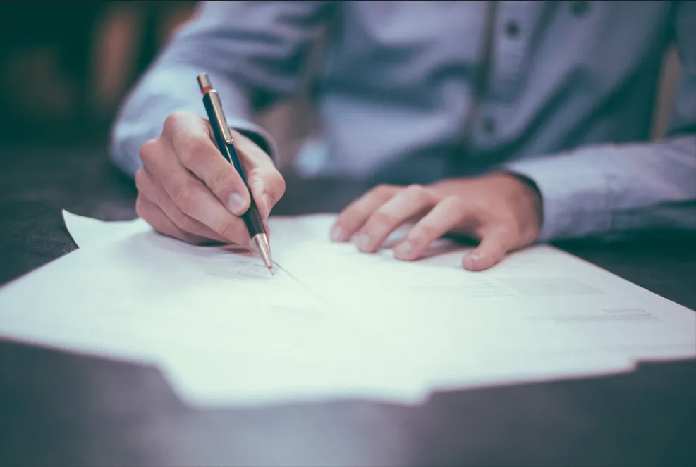 Conseiller funéraire remplissant des démarches administratives après décès.